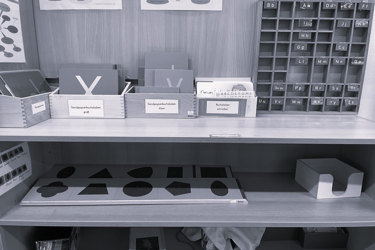 Das Bild zeigt verschiedene Montessorimaterialien. | © Lauder-Morijah-Schule 