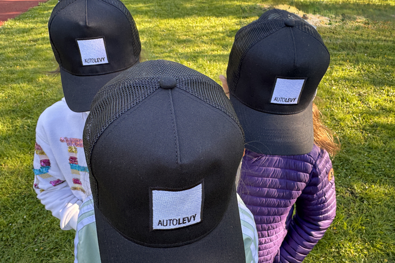 Zu sehen sind 3 schwarze Base-Caps mit den Aufdruck "Auto Levy"