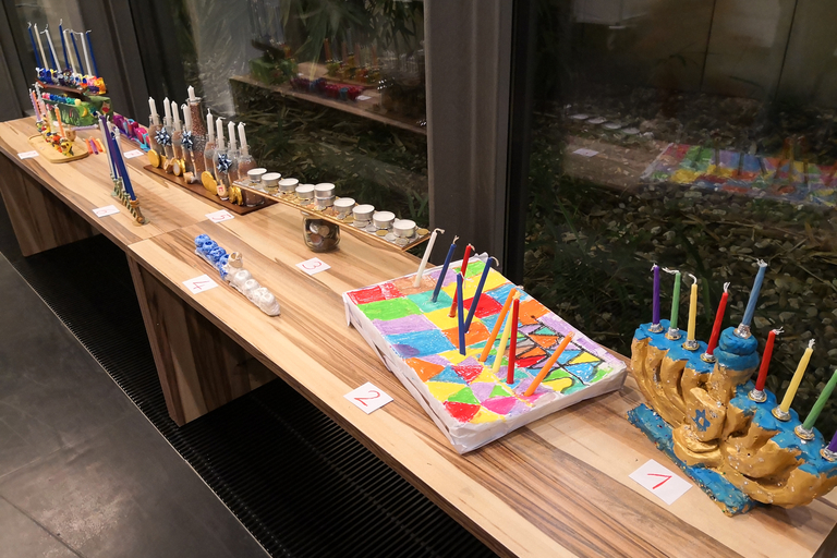 Man sieht verschiedene selbstgebastelte Chanukkiot