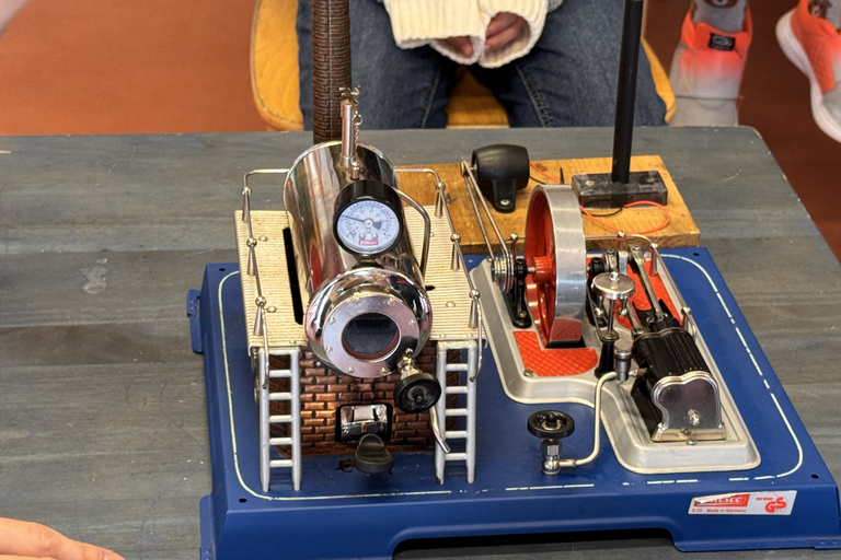 Zu sehen ist ein kleines Dampfmaschinenmodell