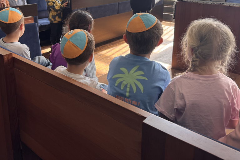 Zu sehen sind Kinder in einer Synagoge